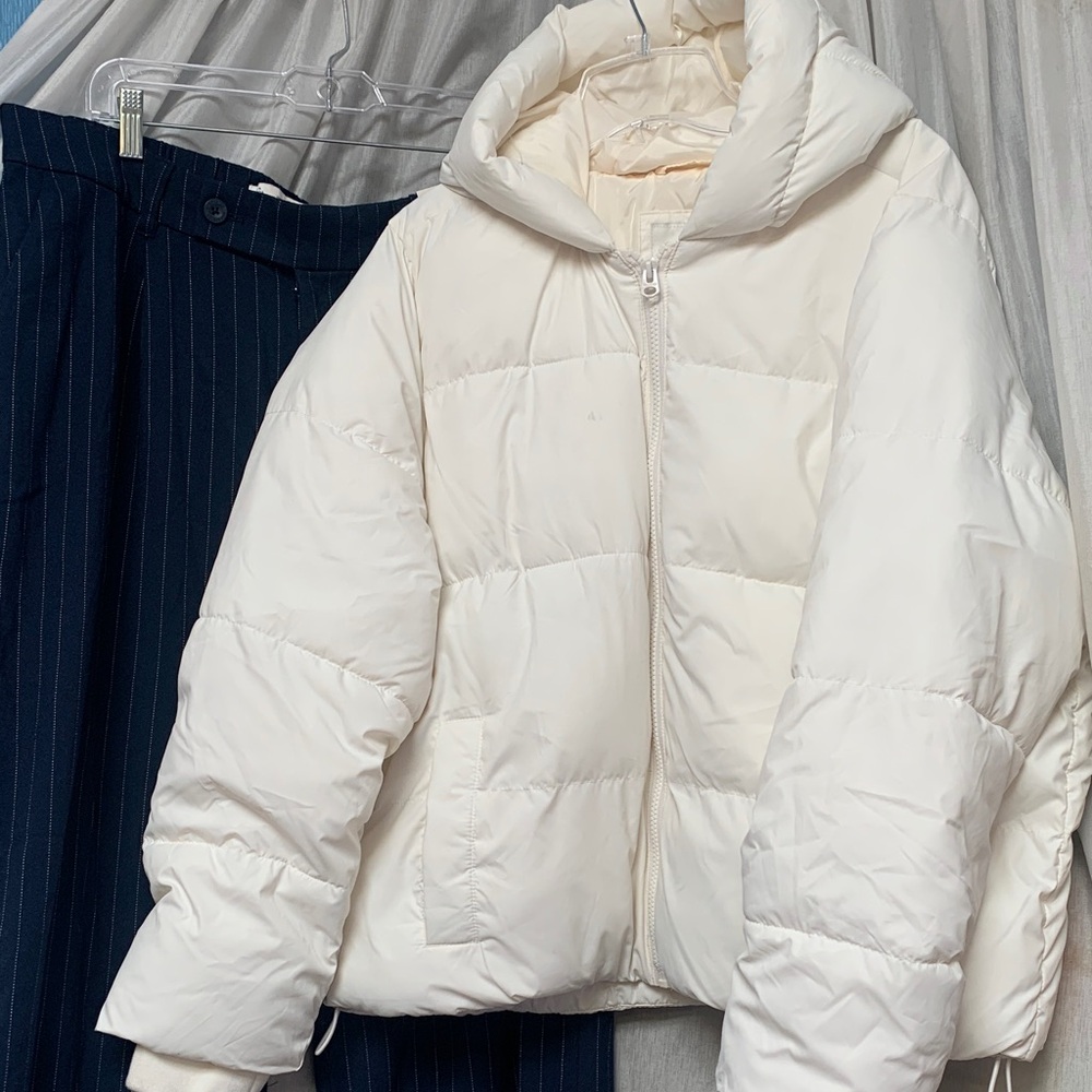 Hollister Off-White Quilted Puffer Jacket with Hood